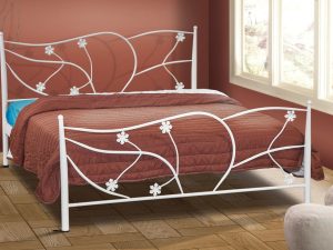 Κρεβάτι με σχέδια λουλουδιών κατασκευασμένο με λεπτή μεταλλική δομή με διαχρονικό σχεδιασμό.