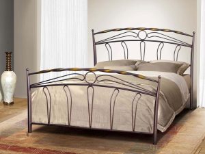 Κρεβάτι με χρυσή λεπτομέρεια και μεταλλική δομή