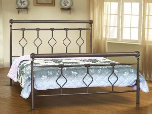 Κρεβάτι με μεταλλική δομή και σχέδια με σχοινιά σε μέταλλο