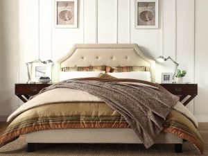 Διπλό κρεβάτι σε μπεζ απόχρωση και απλά όμορφα σχέδια