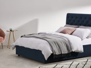 Κρεβάτι σε μπλε σκούρο και κομψά σχέδια