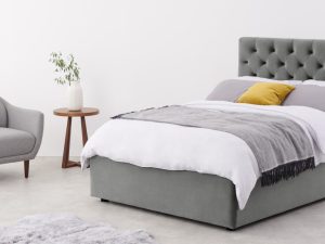 Κρεβάτι σε γκρι χρώμα και απλό σχέδιο