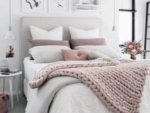 Κρεβάτι σε ανοιχτό γκρι/μπεζ με απλό σχεδιασμό